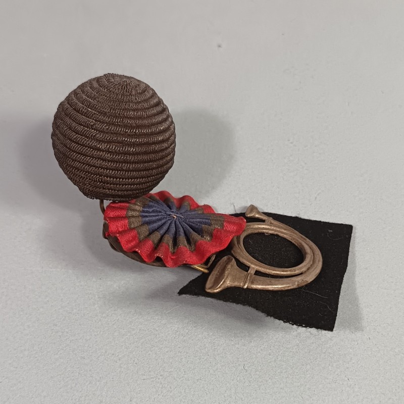 ATTRIBUT OU PLAQUE DE KEPI D'OFFICIERS ET ADJUDANTS MODELE 1886 OFFICIER DES CHASSEURS A PIED OU ALPINS